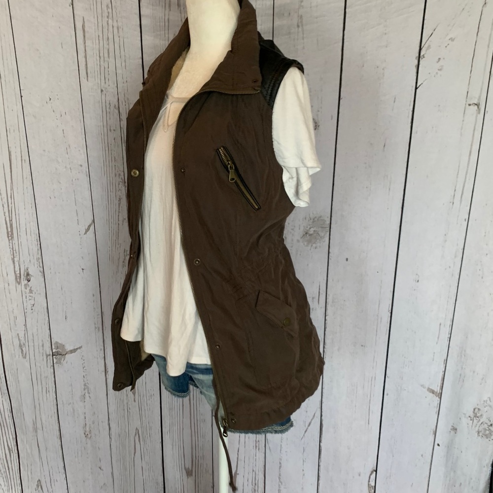 Women’s Daytrip Vest - Picture 3 of 7